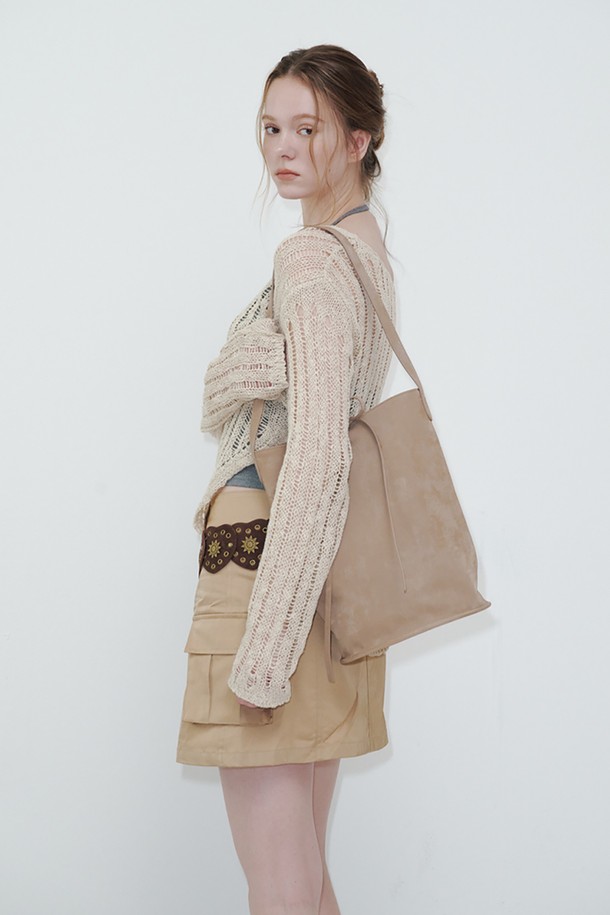 모카 무스 컬러의 버킷백입니다. 폴리우레탄과 폴리에스터 소재로 제작되었으며, 미디엄 사이즈로 데이트룩, 쇼핑룩, 카페룩 등 다양한 TPO에 활용하기 좋습니다. 미니멀, 클래식, 캐주얼 스타일을 연출하기에 좋으며, 무지 디자인으로 심플함을 더했습니다. 조임용 끈으로 간편하게 여닫을 수 있으며, 78cm 길이의 스트랩과 금속 부자재, 방수 기능 및 더스트백을 포함하여 실용성을 높였습니다.
