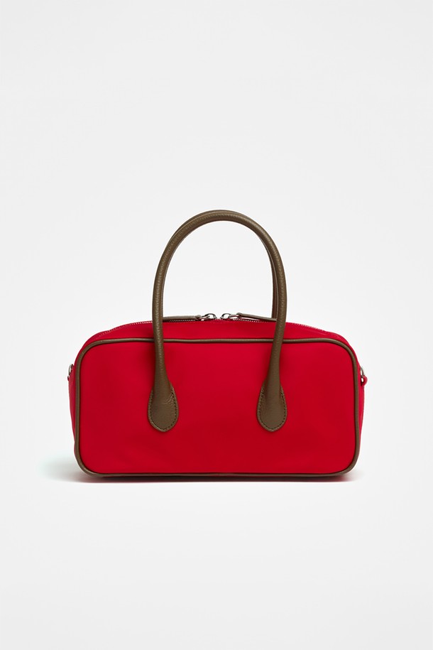 "바게트 벤토 백"은 세련된 여성들을 위한 미디엄 사이즈의 사각 벤토 백입니다. 레드와 브라운의 투톤 컬러 배색이 돋보이며, 무지 디자인으로 어떤 스타일에도 잘 어울립니다. 클래식, 미니멀, 시크 스타일을 추구하는 분들께 데이트룩, 모임룩, 오피스룩 등 다양한 TPO에 활용 가능합니다. 지퍼형 잠금 방식으로 내용물을 안전하게 보호하며, 바게트 스타일의 탑핸들 디자인으로 세련된 포인트를 더했습니다.
