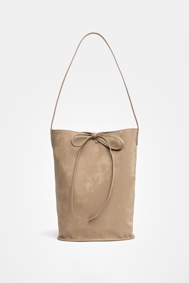 모카 무스 컬러의 버킷백입니다. 폴리우레탄과 폴리에스터 소재로 제작되었으며, 미디엄 사이즈로 데이트룩, 쇼핑룩, 카페룩 등 다양한 TPO에 활용하기 좋습니다. 미니멀, 클래식, 캐주얼 스타일을 연출하기에 좋으며, 무지 디자인으로 심플함을 더했습니다. 조임용 끈으로 간편하게 여닫을 수 있으며, 78cm 길이의 스트랩과 금속 부자재, 방수 기능 및 더스트백을 포함하여 실용성을 높였습니다.
