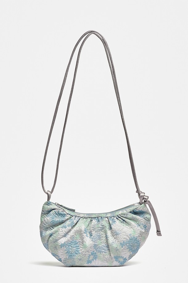 미니 반달 백 블루는 여성용 가방으로, 미니멀, 클래식, 시크한 스타일을 연출하기에 적합합니다. 데이트룩, 모임룩, 소개팅룩 등 다양한 TPO에 매치하여 세련된 분위기를 더할 수 있습니다. 무지 디자인에 반원 모양으로, 크로스백 또는 숄더백으로 활용 가능한 실용적인 아이템입니다.
