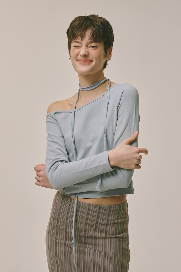 스카이블루 컬러의 원 오프숄더 롱 티셔츠입니다. 면과 스판덱스 혼방 소재로 제작되어 부드러운 촉감과 신축성을 자랑하며, 편안한 착용감을 선사합니다. 캐주얼 스타일로, 데이트룩이나 카페룩에 잘 어울립니다. 얇은 두께감에 긴 소매 기장으로 봄, 여름, 가을, 겨울 사계절 모두 활용 가능하며, 비대칭 소매 디자인(왼쪽 54cm/오른쪽 60cm)이 특징입니다. 레귤러 핏으로 미니멀, 시크한 스타일을 연출해보세요.
