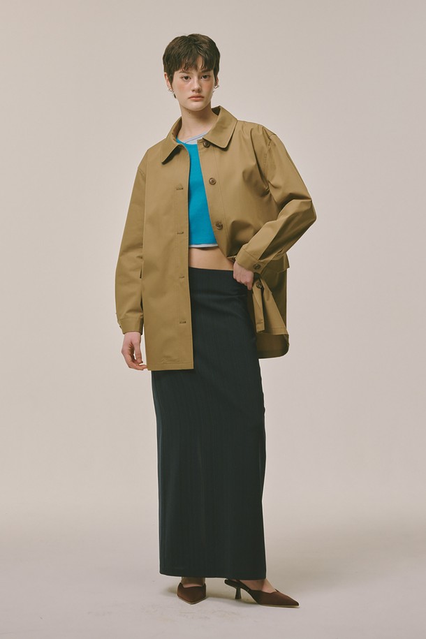 세련된 룩을 연출해 줄 워크 재킷 카키입니다. 면 소재로 제작되어 얇고 뻣뻣한 촉감이 특징이며, 봄, 여름, 가을, 겨울 사계절 모두 착용 가능합니다. 베이직하고 캐주얼한 스타일로 데이트룩, 쇼핑룩 등 다양한 TPO에 활용하기 좋습니다. 레귤러핏에 기본 카라 디자인과 포켓 디테일이 더해져 실용성을 높였습니다. 카키와 네이비 두 가지 컬러로 만나보세요.
