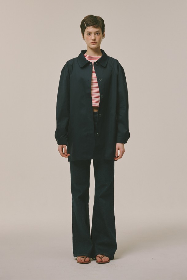 네이비 컬러의 워크 자켓입니다. 봄, 여름, 가을, 겨울 사계절 모두 착용 가능하며, 캐주얼 및 베이직 스타일을 연출하기 좋습니다. 면 소재로 제작되어 얇고 편안한 착용감을 제공하며, 레귤러 핏으로 제작되었습니다. 버튼으로 여밈 방식이며 워크웨어 스타일의 디자인이 특징입니다. 무지 디자인으로 어떤 옷에도 쉽게 매치할 수 있습니다.
