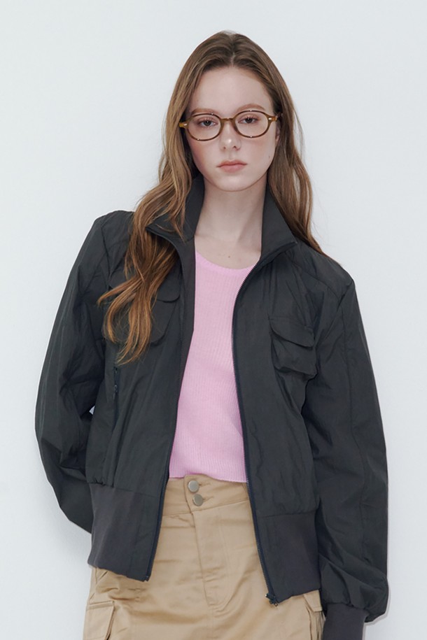 차콜 컬러의 투 포켓 차이나 카라 블루종 재킷입니다. 부드러운 면과 나일론 혼방 소재로 제작되어 얇고 가벼운 착용감을 선사합니다. 루즈핏 크롭 기장으로 캐주얼하고 베이직한 스타일을 연출하며, 봄, 여름, 가을, 겨울 사계절 모두 활용 가능합니다. 동네 마실룩이나 산책룩에 편안하게 매치하기 좋으며, 미니멀한 디자인으로 다양한 스타일을 소화할 수 있습니다. 집업 여밈 방식과 긴 소매 기장으로 실용성을 더했습니다.
