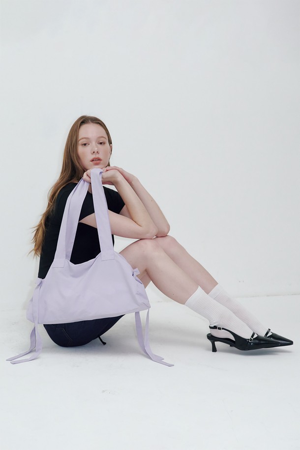 "Pigtails Ribbon Bag Lavender"는 우아하고 미니멀한 스타일을 추구하는 여성분을 위한 숄더백입니다. 라벤더 색상의 무지 디자인에 리본 디테일이 더해져 걸리시한 무드를 연출합니다. 미디엄 사이즈의 사각 가방으로, 데이트룩에 활용하기 좋습니다. 투톤 디자인이 특징이며, 일상 속에서 세련된 포인트를 더해줍니다. "피그테일 리본 백 라벤더"는 당신의 스타일을 더욱 돋보이게 해줄 것입니다.
