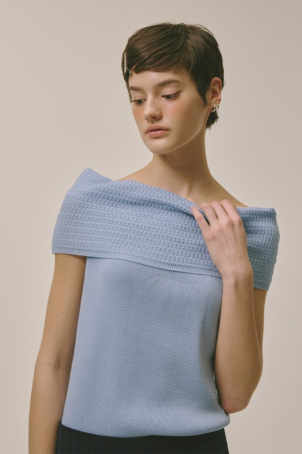 오프숄더 니트 탑 블루는 여성 의류로, 여름, 가을, 겨울에 착용하기 좋은 아이템입니다. 부드러운 아크릴 소재로 제작되어 편안한 착용감을 선사하며, 레귤러 핏과 무지 패턴으로 미니멀, 캐주얼, 클래식 스타일을 연출하기 좋습니다. 반소매 기장에 얇은 두께감으로 시원하게 입을 수 있으며, 데이트룩이나 카페룩에 매치하여 여성스러운 분위기를 더할 수 있습니다. 신축성이 있어 활동성이 좋고 비침 걱정 없이 즐겨 입을 수 있는 베이직한 니트 탑입니다.
