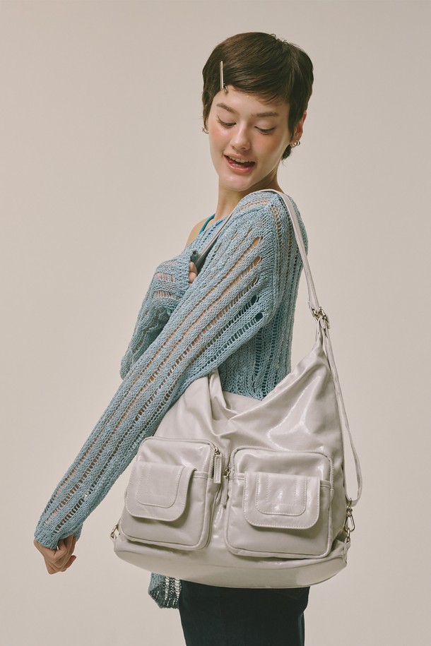 3 Way 포켓 백 그레이는 여성용 크로스백으로, 미디엄 사이즈의 사각 형태 가방입니다. 폴리에스테르와 폴리우레탄 소재로 제작되었으며, 방수 기능과 3단 포켓 구성으로 실용적인 수납이 가능합니다. 그레이, 핑크, 블랙 세 가지 색상으로 출시되었으며, 조절 가능한 스트랩과 지퍼형 잠금 방식으로 편의성을 높였습니다. 더스트백이 포함되어 있으며, 미니멀하고 캐주얼한 스타일을 연출하기에 적합하여 일상생활에서 활용하기 좋습니다.
