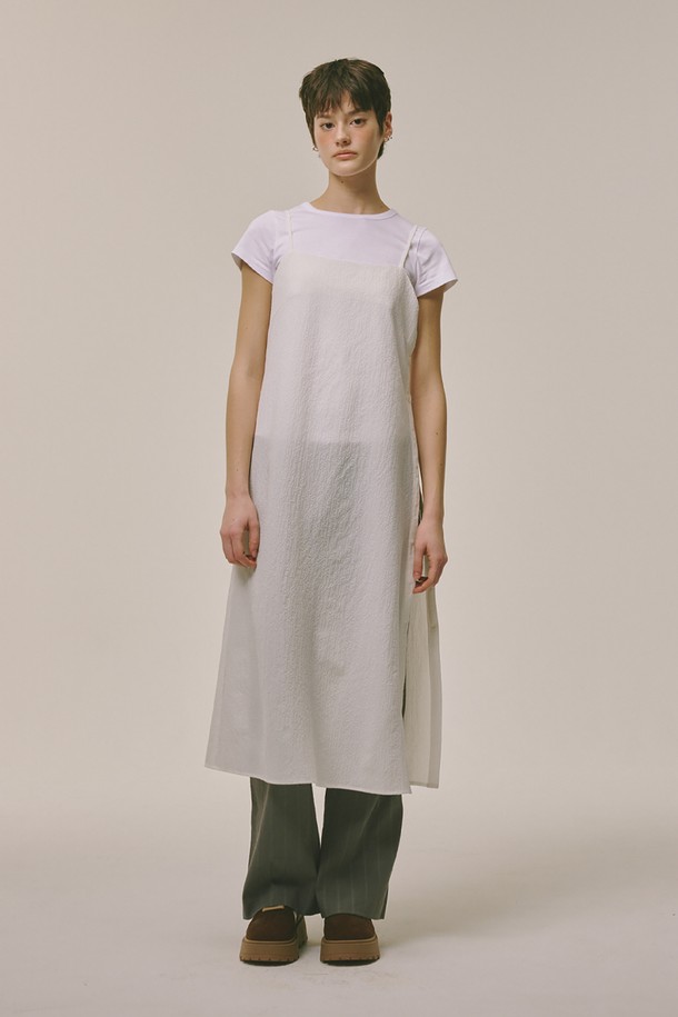 시어서커 버튼 드레스 화이트는 여성용 캐주얼 원피스입니다. 부드러운 폴리에스테르 소재의 얇은 두께로 제작되어 봄, 여름, 가을, 겨울 사계절 모두 활용 가능합니다. 라운드넥에 반소매 디자인이며, 버튼 디테일이 특징입니다. 데이트룩, 카페룩, 여행룩 등 다양한 TPO에 미니멀하고 클래식한 스타일을 연출할 수 있습니다.
