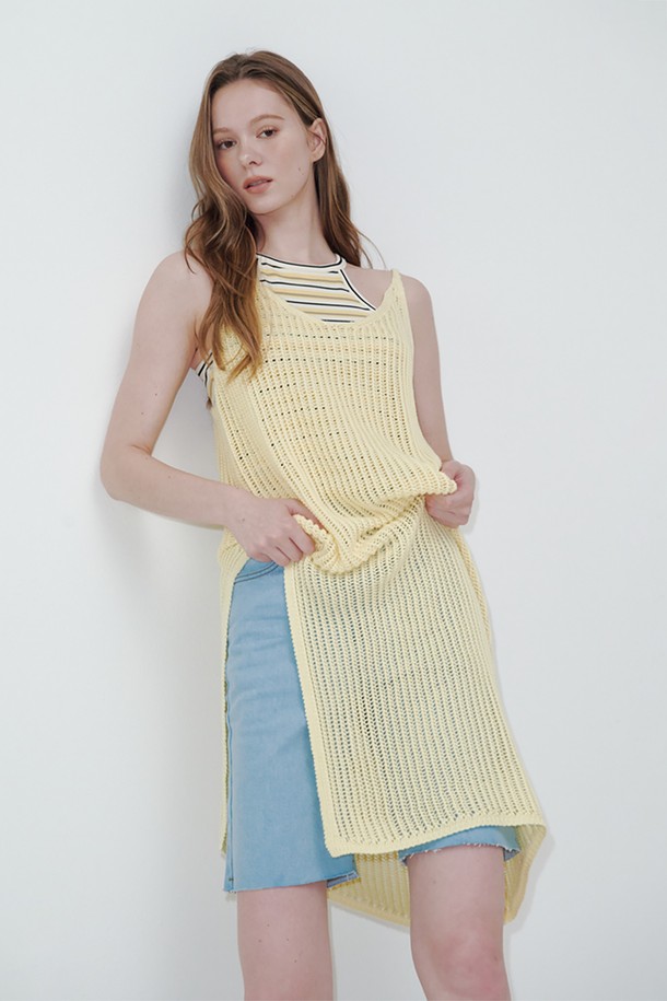 버터 베이지 색상의 민소매 니트 원피스입니다. 부드러운 폴리에스테르 소재로 제작되어 봄, 여름, 가을, 겨울 사계절 내내 착용 가능하며, 얇은 두께감으로 편안한 착용감을 선사합니다. 라운드넥 디자인에 루즈핏으로 제작되어 활동성을 높였으며, 사이드 슬릿과 비대칭 길이로 포인트를 더했습니다. 데이트룩, 카페룩 등 다양한 TPO에 미니멀, 캐주얼, 클래식한 스타일로 연출하기 좋습니다.
