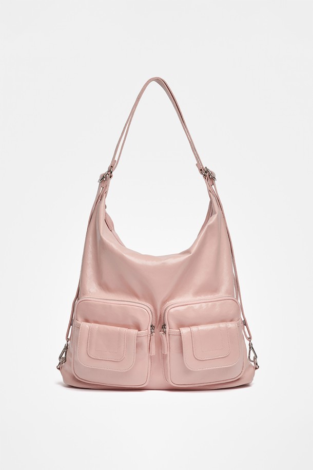 3-Way Pocket Bag Pink (3-웨이 포켓 백 핑크)는 여성용 숄더백으로, 미디엄 사이즈의 사각형 디자인입니다. 핑크, 그레이, 블랙 세 가지 색상으로 출시되었으며, 폴리에스테르와 폴리우레탄 소재를 사용하여 제작되었습니다. 탈부착 가능한 스트랩과 외부 포켓이 특징이며, 지퍼형 잠금 방식으로 내용물을 안전하게 보관할 수 있습니다. 3-way 스타일로 다양한 연출이 가능하며, 데이트룩, 쇼핑룩, 카페룩 등 TPO에 맞춰 미니멀, 클래식, 캐주얼 스타일을 완성할 수 있습니다. 더스트백이 포함되어 있어 보관이 용이합니다.
