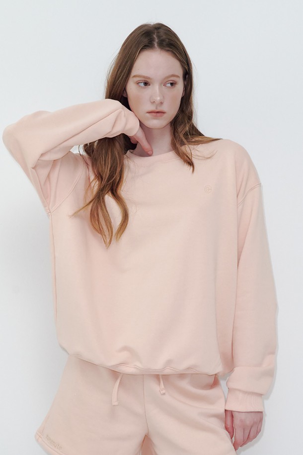 만토맨 셔츠 피치 맨투맨은 베이직하고 캐주얼한 스타일의 공용 상의입니다. 부드러운 촉감의 면 70%, 재생 폴리에스터 30% 혼방 소재로 제작되었으며, 봄, 가을, 겨울 시즌에 착용하기 좋습니다. 라운드넥에 오버핏으로 편안한 착용감을 제공하며, 무지 디자인에 긴 소매 기장으로 제작되었습니다. 신축성은 보통이며, 레귤러 기장의 중간 두께 맨투맨입니다.
