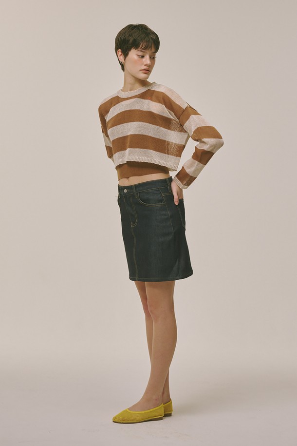 브라운 컬러의 시스루 스트라이프 니트 탑입니다. 아크릴과 폴리에스테르 혼방 소재로 제작되어 부드러운 촉감을 선사하며, 봄, 여름, 가을, 겨울 사계절 모두 착용 가능합니다. 긴 소매와 라운드넥 디자인, 레귤러핏으로 편안하게 착용할 수 있으며, 얇은 두께감으로 시원하게 즐길 수 있습니다. 캐주얼 및 미니멀 스타일을 선호하는 여성분들께 데이트룩, 카페룩, 여행룩 등 다양한 TPO에 맞춰 활용하기 좋은 아이템입니다.
