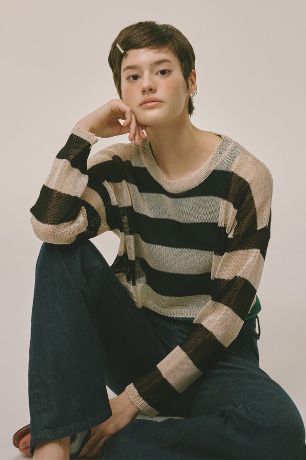 "See-through Stripe Knit Top Black"은 여성 의류로, 시스루 디자인에 스트라이프 패턴이 돋보이는 긴소매 니트 탑입니다. 아크릴과 폴리에스테르 혼방 소재로 제작되어 부드러운 촉감을 선사하며, 얇은 두께감과 신축성으로 편안한 착용감을 제공합니다. 블랙과 브라운 두 가지 색상으로 출시되었으며, 라운드넥과 레귤러핏으로 베이직한 스타일을 연출합니다. 데이트룩, 카페룩, 모임룩 등 다양한 TPO에 미니멀, 클래식, 시크한 스타일을 더할 수 있습니다.
