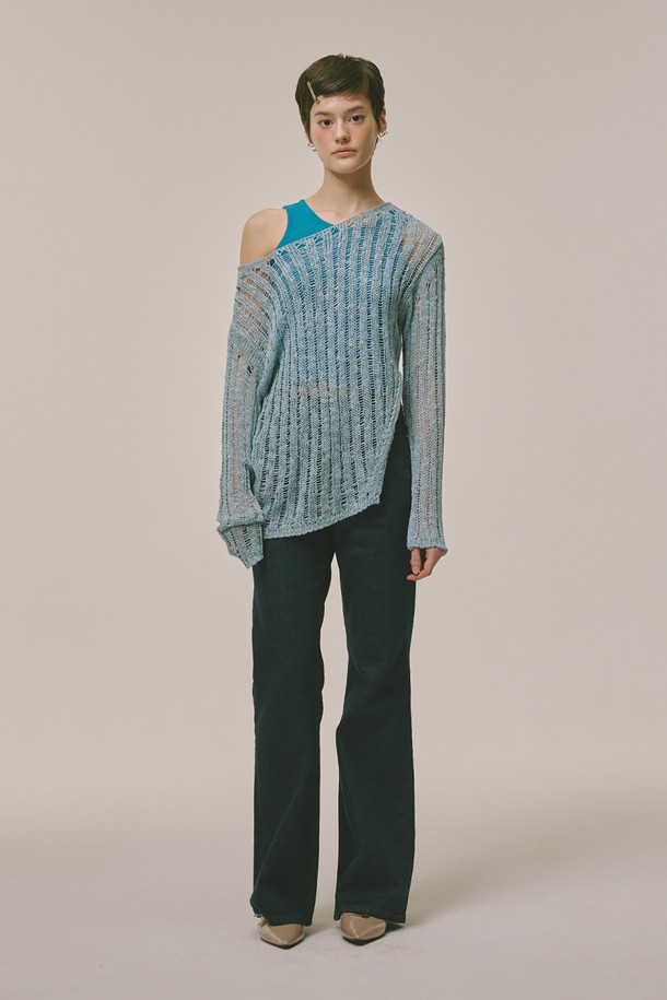 롱 슬림 니트 블루는 여성스러운 실루엣을 연출하는 슬림핏 긴소매 니트입니다. 부드러운 촉감의 아크릴 소재로 제작되었으며, 봄, 가을 계절에 착용하기 좋습니다. 아이보리, 블루 블랙 두 가지 색상으로 출시되어 다양한 스타일에 매치하기 용이합니다. 라운드넥 디자인과 골지 패턴이 베이직한 무드를 더하며, 데이트룩이나 카페룩과 같은 TPO에 적합합니다. 신축성이 있어 편안하게 착용할 수 있으며 비침 걱정 없이 즐겨 입을 수 있습니다.
