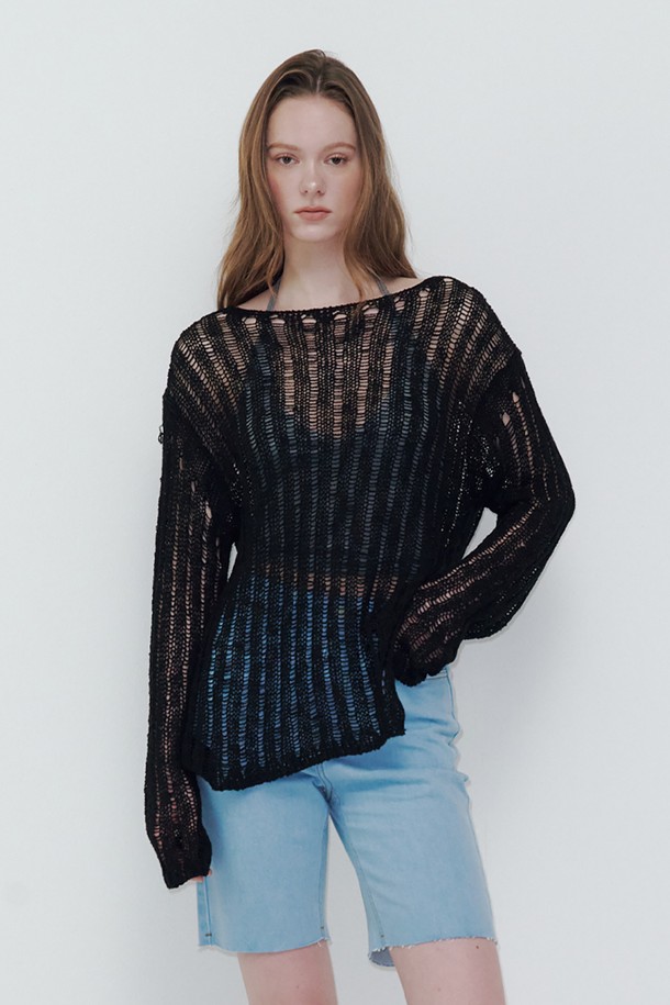 롱 슬림 니트 블랙은 여성스러운 라인을 살려주는 슬림핏 니트입니다. 아이보리와 블루블랙 두 가지 색상으로, 여름, 가을, 겨울 계절에 다양하게 활용 가능합니다. 부드러운 아크릴 소재로 제작되어 편안한 착용감을 선사하며, 얇은 두께감으로 간절기에도 부담 없이 즐길 수 있습니다. 베이직한 디자인에 긴 소매와 라운드넥으로 어떤 스타일에도 잘 어울리며, 데이트룩이나 카페룩에 미니멀, 클래식, 캐주얼 무드를 더해줍니다. 자연스러운 주름이 멋스러운 연출을 도와주며, 신축성이 있어 활동성 또한 보장합니다.
