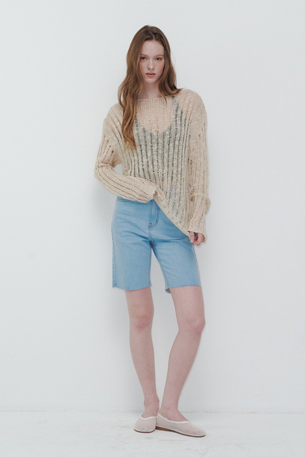 아이보리 컬러의 롱 슬림 니트입니다. 부드러운 촉감의 니트 소재로 제작되어 봄, 가을에 착용하기 좋습니다. 슬림핏 디자인에 라운드넥과 긴 소매 기장으로, 미니멀, 클래식, 걸리시한 스타일을 연출하기 좋습니다. 크롭 기장으로 다리가 길어 보이는 효과를 주며, 레이스 디테일로 여성스러움을 더했습니다. 데이트룩에 완벽하게 어울리는 아이템입니다.
