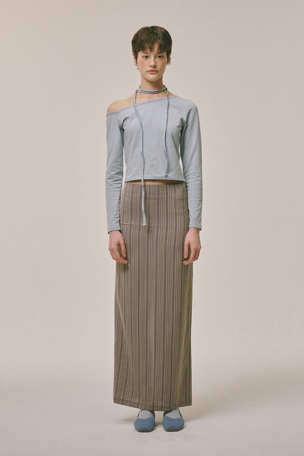 스카이블루 컬러의 원 오프숄더 롱 티셔츠입니다. 면과 스판덱스 혼방 소재로 제작되어 부드러운 촉감과 신축성을 자랑하며, 편안한 착용감을 선사합니다. 캐주얼 스타일로, 데이트룩이나 카페룩에 잘 어울립니다. 얇은 두께감에 긴 소매 기장으로 봄, 여름, 가을, 겨울 사계절 모두 활용 가능하며, 비대칭 소매 디자인(왼쪽 54cm/오른쪽 60cm)이 특징입니다. 레귤러 핏으로 미니멀, 시크한 스타일을 연출해보세요.
