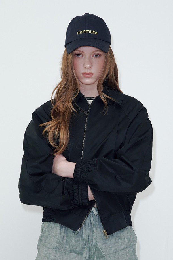 **스탠드 칼라 블루종 재킷 블랙**

세련된 블랙 컬러의 스탠드 칼라 블루종 재킷입니다. 봄, 여름, 가을, 겨울 사계절 모두 활용 가능한 실용적인 아이템으로, 캐주얼 및 베이직 스타일을 즐기는 여성분들에게 적합합니다. 얇은 두께감과 부드러운 촉감의 면, 나일론, 폴리에스터 혼방 소재로 제작되어 편안한 착용감을 선사합니다. 데이트룩이나 쇼핑룩에 매치하여 미니멀하면서도 스타일리시한 룩을 연출해보세요. 집업 스타일과 긴 소매 기장으로 활동성을 더했습니다.
