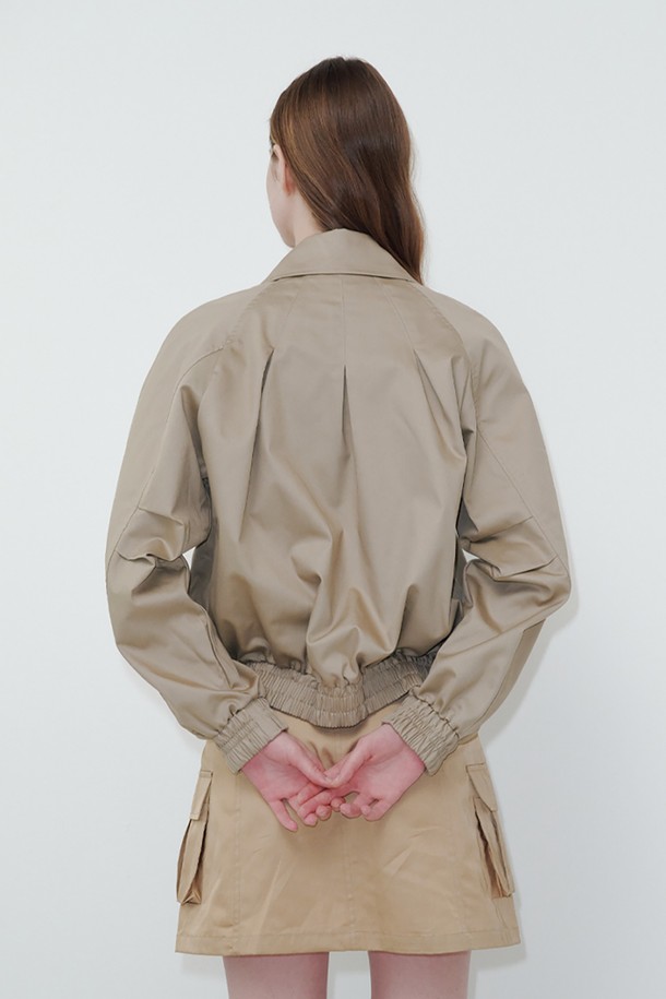 베이지 컬러의 스탠드 칼라 블루종 재킷입니다. 여성 의류로, 봄, 여름, 가을, 겨울 사계절 내내 활용 가능합니다. 캐주얼, 미니멀, 클래식한 스타일을 연출하기 좋으며, 데이트룩, 쇼핑룩 TPO에 적합합니다. 부드러운 면, 폴리에스테르, 나일론 혼방 소재로 제작되었으며, 얇은 두께감과 레귤러 핏으로 편안하게 착용할 수 있습니다. 무지 디자인에 긴 소매, 집업 여밈 방식, 스탠드 칼라가 특징입니다.
