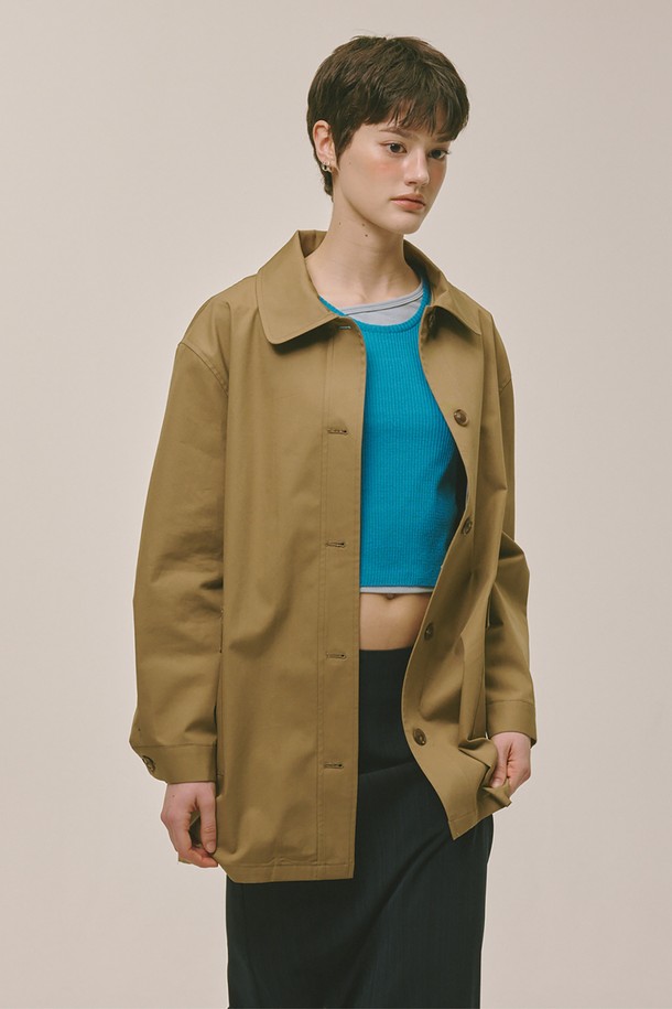 세련된 룩을 연출해 줄 워크 재킷 카키입니다. 면 소재로 제작되어 얇고 뻣뻣한 촉감이 특징이며, 봄, 여름, 가을, 겨울 사계절 모두 착용 가능합니다. 베이직하고 캐주얼한 스타일로 데이트룩, 쇼핑룩 등 다양한 TPO에 활용하기 좋습니다. 레귤러핏에 기본 카라 디자인과 포켓 디테일이 더해져 실용성을 높였습니다. 카키와 네이비 두 가지 컬러로 만나보세요.
