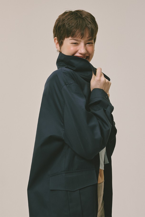 네이비 컬러의 워크 자켓입니다. 봄, 여름, 가을, 겨울 사계절 모두 착용 가능하며, 캐주얼 및 베이직 스타일을 연출하기 좋습니다. 면 소재로 제작되어 얇고 편안한 착용감을 제공하며, 레귤러 핏으로 제작되었습니다. 버튼으로 여밈 방식이며 워크웨어 스타일의 디자인이 특징입니다. 무지 디자인으로 어떤 옷에도 쉽게 매치할 수 있습니다.
