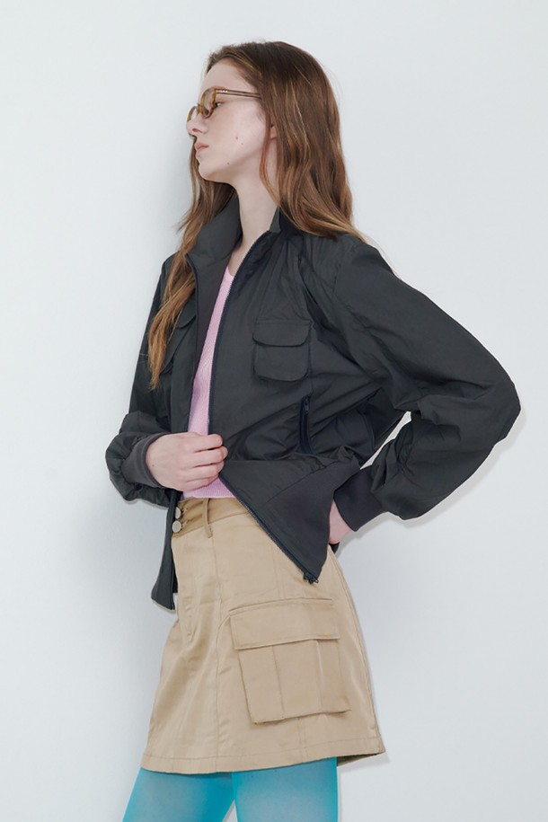 차콜 컬러의 투 포켓 차이나 카라 블루종 재킷입니다. 부드러운 면과 나일론 혼방 소재로 제작되어 얇고 가벼운 착용감을 선사합니다. 루즈핏 크롭 기장으로 캐주얼하고 베이직한 스타일을 연출하며, 봄, 여름, 가을, 겨울 사계절 모두 활용 가능합니다. 동네 마실룩이나 산책룩에 편안하게 매치하기 좋으며, 미니멀한 디자인으로 다양한 스타일을 소화할 수 있습니다. 집업 여밈 방식과 긴 소매 기장으로 실용성을 더했습니다.
