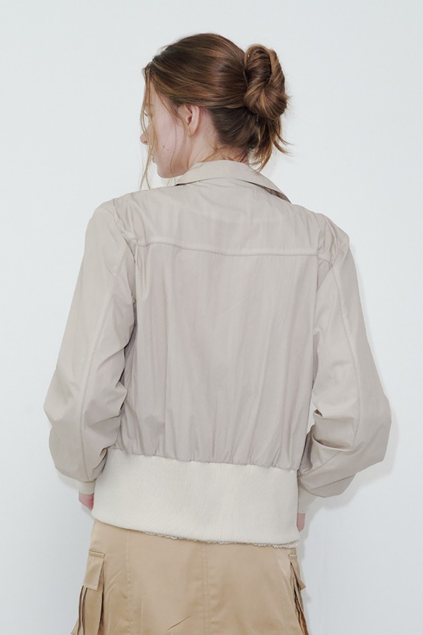 베이지 컬러의 투 포켓 차이나 카라 블루종 재킷입니다. 면과 나일론 혼방 소재로 제작되어 부드러운 촉감과 얇은 두께로 봄, 여름, 가을, 겨울 사계절 내내 활용 가능합니다. 미니멀하고 베이직한 디자인으로 다양한 스타일을 연출할 수 있으며, 루즈핏으로 편안한 착용감을 제공합니다. 차이나 카라와 투 포켓 디테일이 돋보이며, 집업 방식으로 간편하게 여밀 수 있습니다. 동네 마실룩이나 산책룩 등 캐주얼한 스타일에 활용하기 좋습니다.
