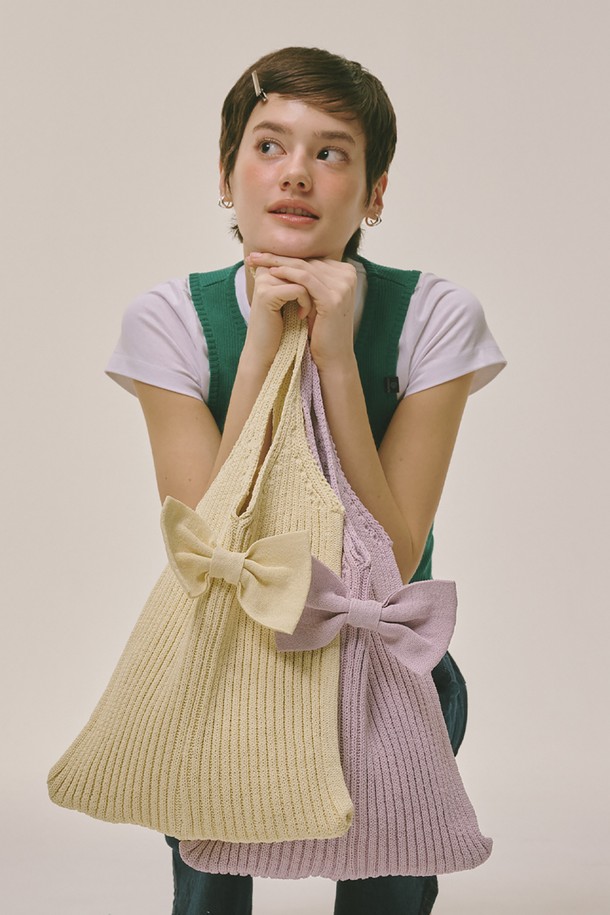 리본 니트 숄더백 버터 베이지는 부드러운 폴리에스터 소재의 미디엄 사이즈 숄더백입니다. 캐주얼 스타일에 잘 어울리는 니트 소재와 리본 디자인 장식이 특징이며, 데이트룩과 쇼핑룩에 포인트를 더합니다. 버터 베이지와 라벤더 두 가지 컬러로 제공되며, 숄더 스트랩과 더블 컬러 배색이 돋보입니다. 사각형 모양으로 제작되었으며, 일상에서 편안하게 사용할 수 있습니다. 6개월 품질 보증 및 보관용 더스트백이 함께 제공됩니다.
