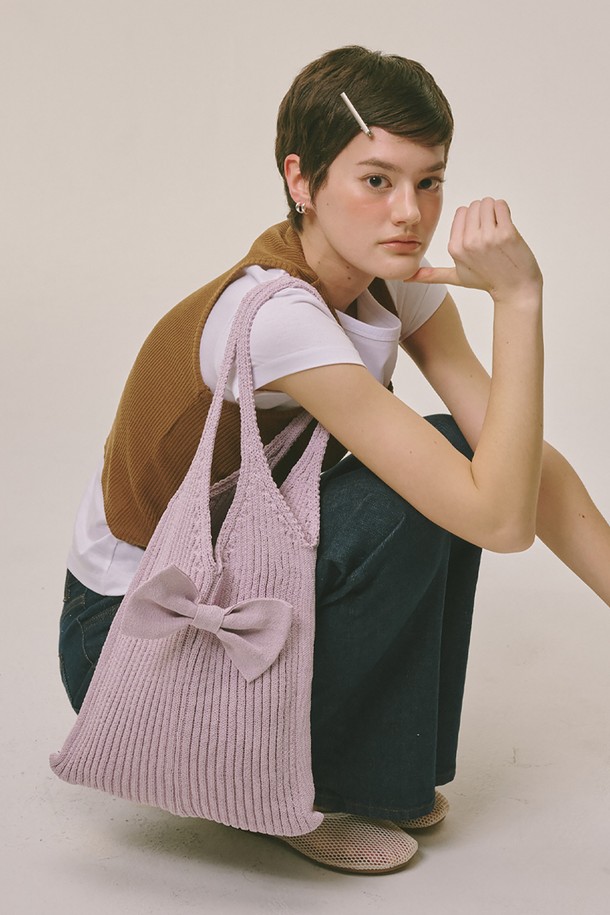 라벤더 리본 니트 숄더백은 걸리시, 미니멀, 클래식 스타일을 즐겨 입는 여성들을 위한 가방입니다. 부드러운 폴리에스테르 소재로 제작되었으며, 미디엄 사이즈의 사각 숄더백으로 데이트룩, 카페룩, 쇼핑룩에 잘 어울립니다. 섬세한 니트 짜임과 리본 장식이 사랑스러운 분위기를 더하며, 오픈형 잠금 방식으로 소지품을 간편하게 수납할 수 있습니다. 숄더 스트랩이 있어 편리하며, 금속 부품을 사용하여 은은한 포인트를 주었습니다. 친환경 지속가능 제품으로 6개월 품질보증을 제공합니다.
