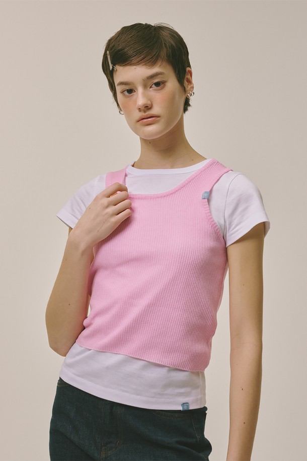 사랑스러운 무드의 민소매 니트 탑입니다. 부드러운 아크릴 소재에 라운드넥 디자인으로 편안한 착용감을 선사합니다. 얇은 두께감과 골지 패턴이 특징이며, 레귤러핏으로 깔끔하게 떨어지는 핏을 연출합니다. 봄, 여름, 가을, 겨울 사계절 내내 활용 가능하며, 데이트룩, 쇼핑룩 등 다양한 TPO에 맞춰 미니멀, 캐주얼, 걸리시 스타일을 연출해보세요. 비침 걱정 없이, 신축성 있게 착용할 수 있습니다.
