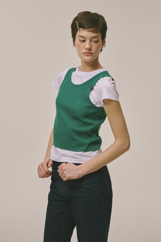 싱그러운 그린 컬러의 민소매 니트 탑입니다. 아크릴 소재로 제작되어 봄, 여름, 가을, 겨울 사계절 내내 활용 가능하며, 얇은 두께감으로 편안한 착용감을 선사합니다. 라운드넥과 레귤러 핏으로 베이직하고 캐주얼한 스타일을 연출하며, 크롭 기장으로 트렌디함을 더했습니다. 데이트룩, 카페룩 등 다양한 TPO에 어울리며, 캐주얼, 미니멀, 클래식 스타일을 즐기는 여성분들께 추천합니다. 신축성은 보통이며 비침 걱정 없이 착용할 수 있습니다.
