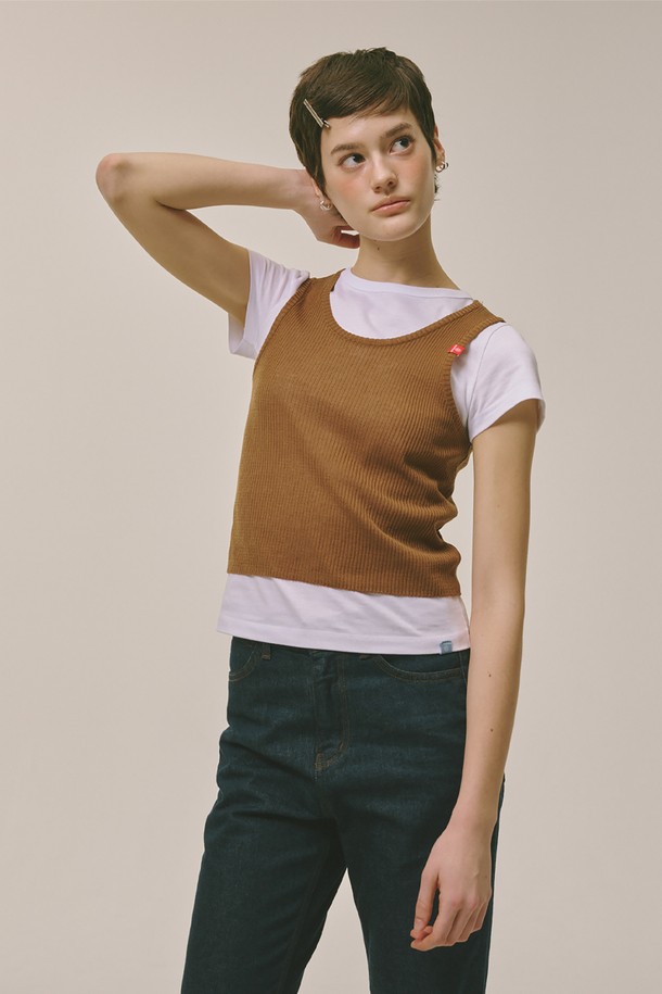 모카 색상의 슬리브리스 니트 탑입니다. 부드러운 촉감의 아크릴 소재로 제작되었으며, 얇은 두께감에 신축성이 좋아 편안하게 착용 가능합니다. 레귤러 핏 라운드넥 디자인에 골지 패턴이 더해져 베이직하면서도 미니멀한 무드를 연출합니다. 봄, 여름, 가을, 겨울 계절 모두 활용 가능하며, 데이트룩 또는 카페룩, 미니멀, 클래식, 캐주얼 스타일 연출에 좋습니다. 비침 걱정 없이 단독 또는 레이어드하여 다양한 스타일을 완성해보세요.
