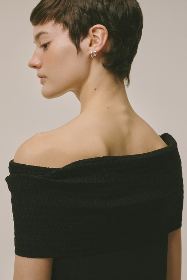 **오프숄더 니트 탑 블랙**

미니멀하고 베이직한 스타일의 여성용 오프숄더 니트 탑입니다. 봄, 가을에 어울리는 얇은 두께의 크롭 기장으로, 슬림핏을 연출합니다. 부드러운 촉감의 니트 소재로 제작되었으며, 민소매 디자인과 숄더 라인의 오프숄더 디테일이 특징입니다. 데이트룩 또는 모임룩에 세련된 포인트를 더할 수 있습니다. 무지 디자인의 블랙 컬러로 다양한 하의와 매치하기 용이합니다.
