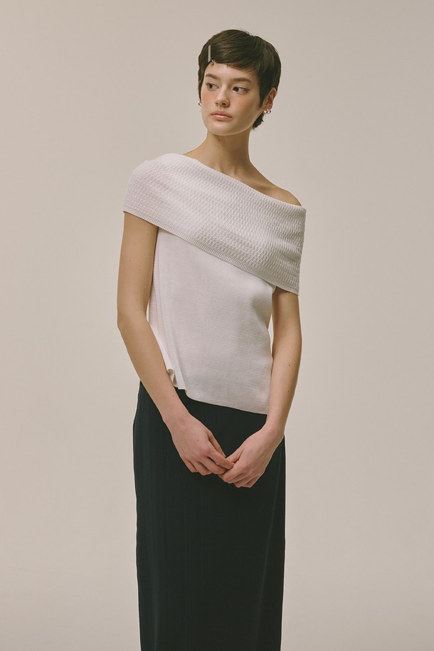 오프숄더 니트 탑 화이트는 여성 의류로, 여름, 가을, 겨울 계절에 활용할 수 있는 크롭 기장의 반소매 니트입니다. 부드러운 촉감의 아크릴 소재로 제작되었으며, 슬림핏 디자인에 오프숄더 네크라인이 더해져 베이직하면서도 미니멀한 스타일을 연출합니다. 신축성이 좋아 편안하게 착용 가능하며, 약간의 비침이 있습니다. 데이트룩, 카페룩, 모임룩 등 다양한 TPO에 미니멀, 클래식, 캐주얼 스타일로 코디하기 좋습니다. 무지 디자인으로 어떤 하의와도 잘 어울려 활용도가 높습니다.
