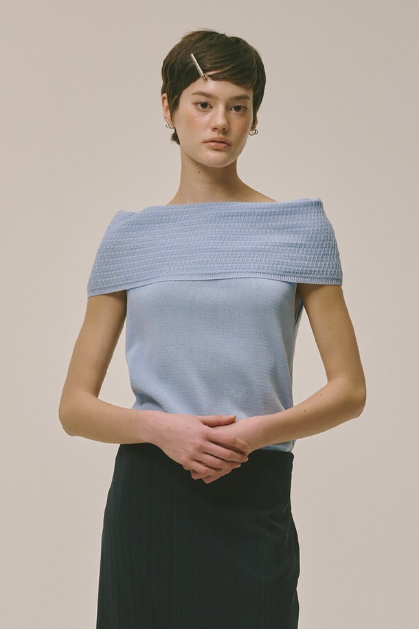 오프숄더 니트 탑 블루는 여성 의류로, 여름, 가을, 겨울에 착용하기 좋은 아이템입니다. 부드러운 아크릴 소재로 제작되어 편안한 착용감을 선사하며, 레귤러 핏과 무지 패턴으로 미니멀, 캐주얼, 클래식 스타일을 연출하기 좋습니다. 반소매 기장에 얇은 두께감으로 시원하게 입을 수 있으며, 데이트룩이나 카페룩에 매치하여 여성스러운 분위기를 더할 수 있습니다. 신축성이 있어 활동성이 좋고 비침 걱정 없이 즐겨 입을 수 있는 베이직한 니트 탑입니다.
