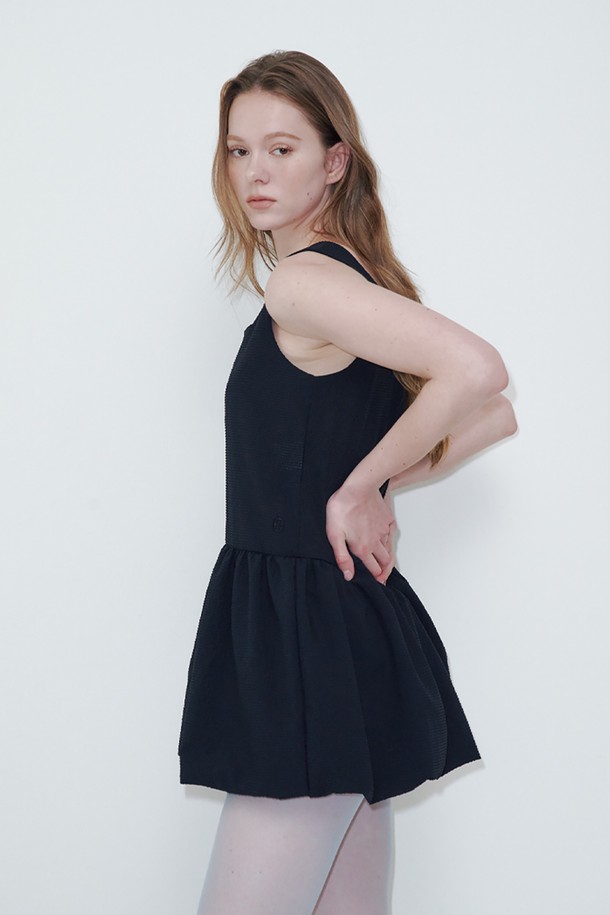 시어서커 벌룬 민소매 블랙 원피스는 캐주얼, 미니멀, 클래식 스타일을 모두 아우르는 여성 의류입니다. 가볍고 시원한 폴리에스테르 소재의 시어서커 원단으로 제작되어 부드러운 촉감을 선사합니다. 스퀘어넥 디자인과 A라인 치마핏, 루즈핏으로 편안하면서도 세련된 실루엣을 연출합니다. 봄, 여름, 가을, 겨울, 계절에 구애받지 않고 데이트룩, 카페룩 등 다양한 TPO에 활용 가능합니다. 민소매 디자인과 벌룬 소매가 특징이며, 안감과 신축성은 없습니다.
