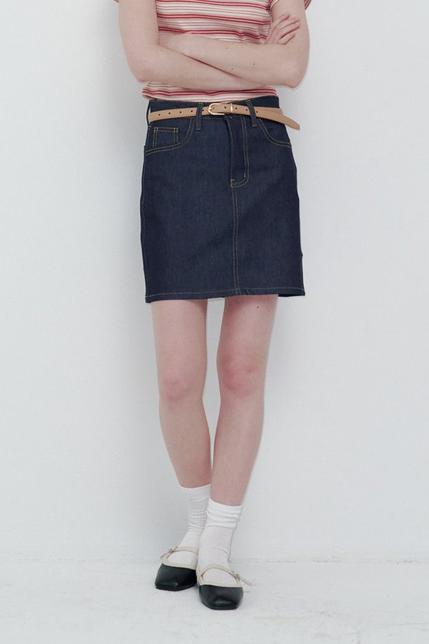 **데님 숏스커트**

부드러운 촉감의 텐셀, 면, 폴리우레탄 혼방 소재로 제작된 데님 숏스커트입니다. 봄, 여름, 가을, 겨울 사계절 모두 활용 가능한 아이템으로, 캐주얼하고 베이직한 스타일을 연출하기 좋습니다. A라인 핏의 미니스커트로, 레귤러핏으로 편안하게 착용 가능하며, 신축성은 없습니다. 데이트룩, 쇼핑룩 등 다양한 TPO에 매치하여 캐주얼하면서도 미니멀한 스타일을 완성해 보세요. 무지 디자인으로 어떤 상의와도 잘 어울립니다.
