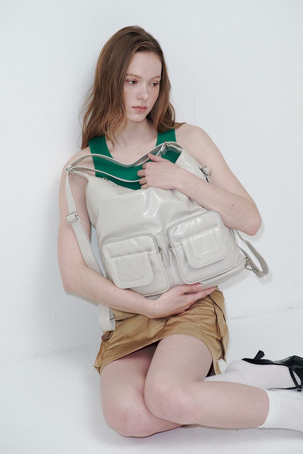 3 Way 포켓 백 그레이는 여성용 크로스백으로, 미디엄 사이즈의 사각 형태 가방입니다. 폴리에스테르와 폴리우레탄 소재로 제작되었으며, 방수 기능과 3단 포켓 구성으로 실용적인 수납이 가능합니다. 그레이, 핑크, 블랙 세 가지 색상으로 출시되었으며, 조절 가능한 스트랩과 지퍼형 잠금 방식으로 편의성을 높였습니다. 더스트백이 포함되어 있으며, 미니멀하고 캐주얼한 스타일을 연출하기에 적합하여 일상생활에서 활용하기 좋습니다.
