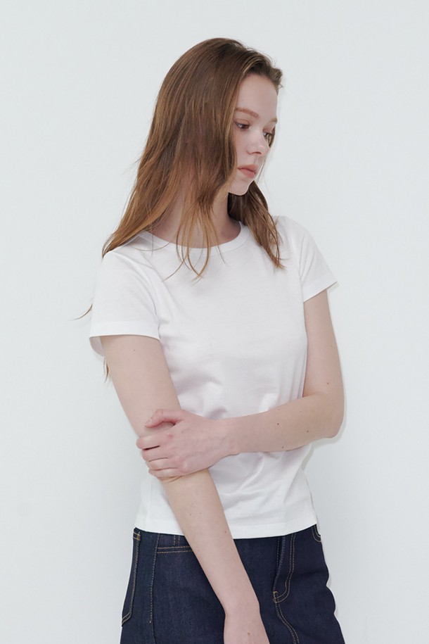 여성 베이직 티셔츠입니다. 화이트 색상으로, 면, 텐셀, 수피마코튼 등의 혼방 소재를 사용하여 부드러운 촉감을 선사합니다. 라운드넥에 레귤러 핏, 반소매 기장으로 제작되었으며, 얇은 두께감으로 봄, 여름, 가을, 겨울 사계절 모두 활용 가능합니다. 미니멀하고 베이직한 스타일로 데이트룩, 카페룩 등 다양한 TPO에 잘 어울립니다. 신축성은 보통이며, 비침은 약간 있을 수 있습니다.
