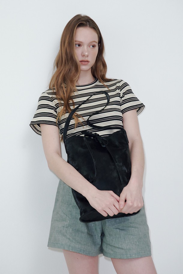 블랙 색상의 버킷 백입니다. 폴리우레탄과 폴리에스테르 소재로 제작되었으며, 미디엄 사이즈로 데이트룩, 쇼핑룩, 카페룩 등 다양한 TPO에 잘 어울립니다. 미니멀, 클래식, 캐주얼 스타일을 즐겨 입는 여성분들께 추천하며, 무지 디자인에 스트랩 탈부착이 가능하여 실용성을 더했습니다. 가방 안에는 조임용 끈이 있어 소지품을 안전하게 보관할 수 있으며, 더스트백과 금속 부자재가 포함되어 있습니다.
