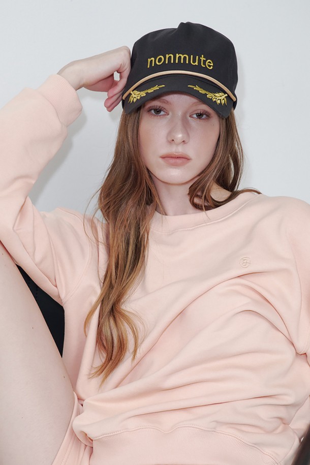 베이직 로고 심볼 볼캡 차콜은 데일리룩에 포인트를 더해줄 볼캡입니다. 오가닉 코튼 100% 소재로 제작되어 부드러운 촉감과 편안한 착용감을 선사하며, 봄, 여름, 가을 시즌에 활용하기 좋습니다. 차콜, 베이지, 네이비 3가지 색상으로 출시되어 어떤 스타일에도 매치하기 용이하며, 19cm의 모자 깊이와 7.5cm의 챙 넓이로 안정적인 핏을 제공합니다. 심플한 로고 디자인과 사이즈 조절 기능(58-68cm)으로 누구나 편안하게 착용 가능합니다. 캐주얼, 미니멀, 클래식 스타일은 물론, 동네 마실, 산책, 여행 등 다양한 TPO에 어울립니다.
