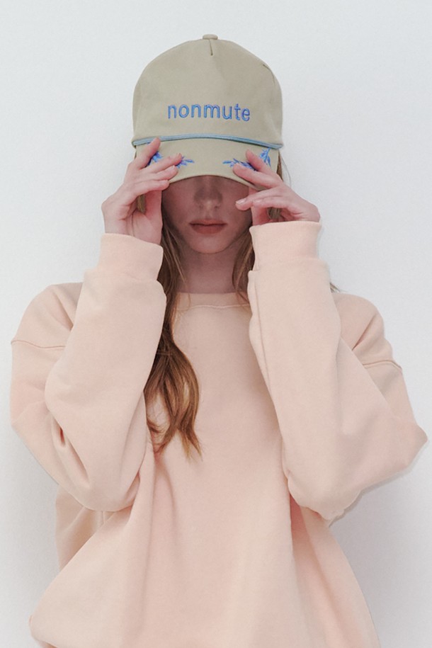 베이직 로고 심볼 볼캡 베이지는 유기농 면 100% 소재로 제작되어 부드러운 촉감을 자랑합니다. 챙 넓이 7.5cm, 모자 깊이 19cm이며, 사이즈 조절이 가능한 FREE 사이즈(58-68cm)로 편안한 착용감을 제공합니다. 베이지, 차콜, 네이비 세 가지 색상으로 출시되어 다양한 스타일에 매치하기 좋으며, 로고 심볼 디자인이 돋보입니다. 캐주얼, 미니멀, 클래식 스타일을 즐겨 입는 분들께 추천하며, 동네 마실룩, 산책룩, 여행룩에 잘 어울립니다. 봄, 여름, 가을 계절에 착용하기 좋습니다.
