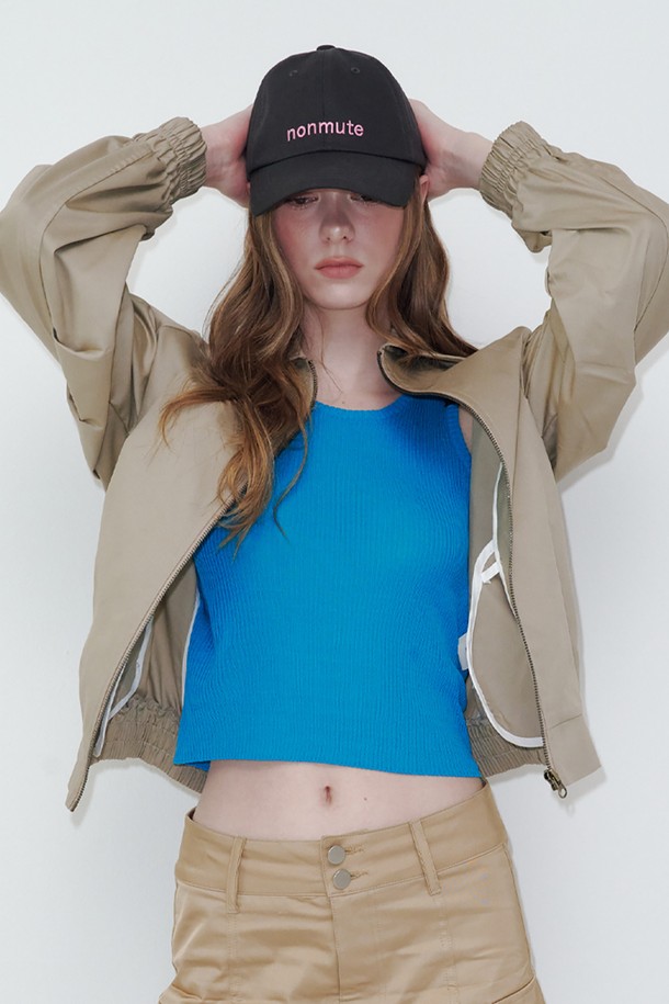 베이직 로고 볼캡 차콜은 일상 속 편안함을 더해줄 볼캡입니다. 유기농 면 100% 소재로 제작되어 부드러운 촉감과 쾌적한 착용감을 제공하며, 봄, 여름, 가을 계절에 활용하기 좋습니다. 모자 깊이 16cm, 챙 넓이 6.5cm로 안정적인 핏을 선사하며, 사이즈 조절 기능으로 누구나 편안하게 착용할 수 있습니다. 차콜, 베이지, 네이비 3가지 컬러로 출시되어, 캐주얼, 미니멀, 클래식 스타일의 다양한 룩에 매치하기 좋습니다. 동네 마실룩이나 산책룩에 센스 있게 포인트를 더해보세요.
