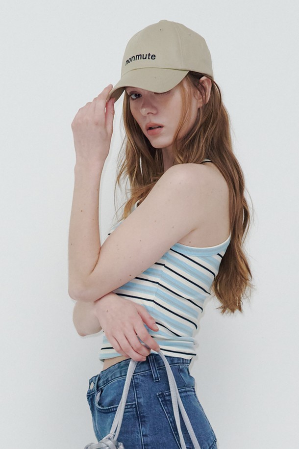 베이직 로고 볼캡 베이지는 오가닉 코튼 100% 소재로 제작되어 부드러운 촉감을 자랑합니다. 일상, 산책, 여행 등 다양한 TPO에 어울리며, 캐주얼, 미니멀, 클래식한 스타일을 연출하기 좋습니다. 모자 깊이 16cm, 챙 넓이 6.5cm로 편안한 착용감을 제공하며, 사이즈 조절 기능으로 누구나 쉽게 착용할 수 있습니다. 베이지, 차콜, 네이비 세 가지 색상으로 출시되어 취향에 맞게 선택 가능하며, 로고 디자인으로 포인트를 더했습니다. 봄, 여름, 가을 계절에 활용하기 좋은 데일리 아이템입니다.
