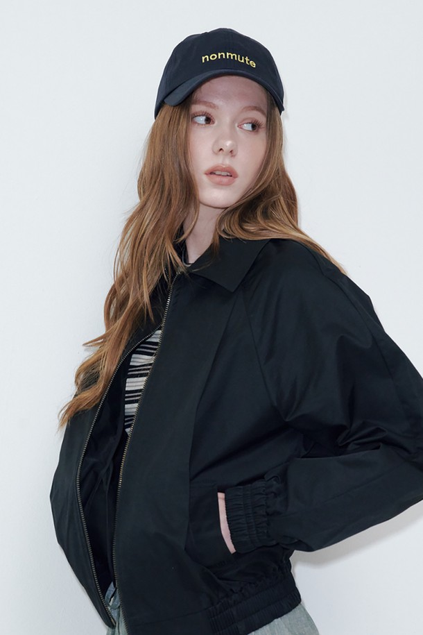 베이직 로고 볼캡 네이비는 유기농 면 100% 소재로 제작되어 부드러운 촉감을 자랑합니다. 16cm의 모자 깊이와 6.5cm의 챙 넓이로 편안한 착용감을 제공하며, 사이즈 조절(58-68cm)이 가능합니다. 네이비, 차콜, 베이지 세 가지 컬러로 출시되어, 캐주얼, 미니멀, 클래식 스타일을 연출하기 좋습니다. 동네 마실룩, 산책룩, 여행룩 등 다양한 TPO에 활용 가능하며, 로고 자수 디테일이 포인트입니다. 세탁 및 관리 시 주의가 필요하며, 습기와 직사광선을 피해 보관하세요.
