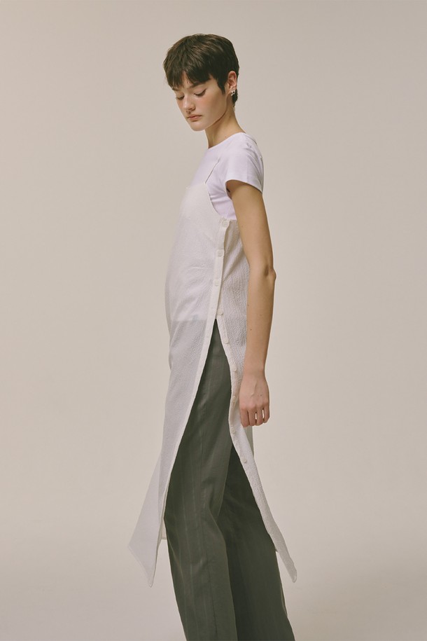 시어서커 버튼 드레스 화이트는 여성용 캐주얼 원피스입니다. 부드러운 폴리에스테르 소재의 얇은 두께로 제작되어 봄, 여름, 가을, 겨울 사계절 모두 활용 가능합니다. 라운드넥에 반소매 디자인이며, 버튼 디테일이 특징입니다. 데이트룩, 카페룩, 여행룩 등 다양한 TPO에 미니멀하고 클래식한 스타일을 연출할 수 있습니다.
