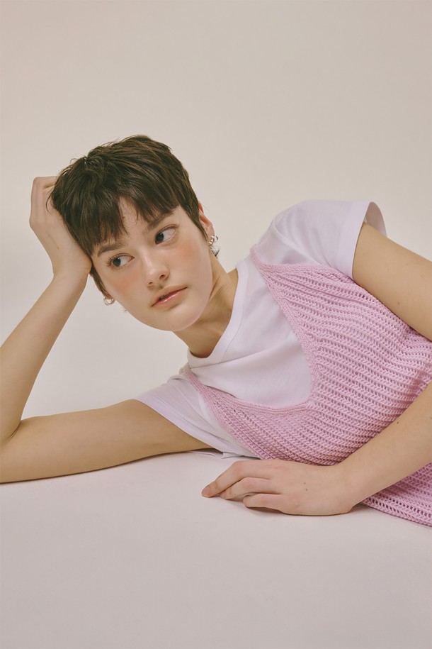 라벤더 색상의 슬리브리스 니트 원피스입니다. 부드러운 폴리에스테르 소재로 제작되어 편안한 착용감을 선사하며, 얇은 두께감으로 봄, 여름, 가을, 겨울 사계절 모두 활용 가능합니다. 라운드넥 디자인에 A라인 플레어 스커트 핏으로 여성스러운 실루엣을 연출하며, 넉넉한 루즈핏으로 편안함을 더했습니다. 신축성이 뛰어나 활동성이 좋고 비침 걱정 없이 데이트룩, 동네 마실룩 등 캐주얼하고 미니멀한 스타일을 완성할 수 있습니다.
