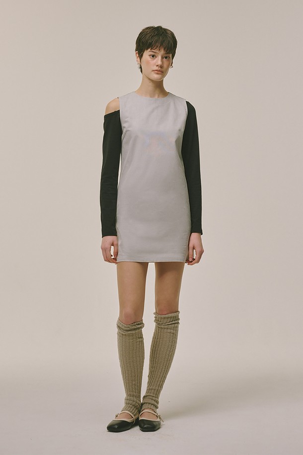 베이직 드레스 그레이 화이트는 여성용으로, 여름, 가을, 겨울 계절에 착용하기 좋은 민소매 H라인 미니 원피스입니다. 부드러운 면 소재에 얇은 두께감으로 편안한 착용감을 선사하며, 라운드넥과 무지 디자인이 미니멀하면서도 클래식한 분위기를 자아냅니다. 안감과 신축성은 없으며, 비침 걱정 없이 데이트룩, 카페룩 등 다양한 TPO에 활용할 수 있습니다. 레귤러핏으로 제작되어 부담 없이 즐겨 입을 수 있는 데일리 아이템입니다.
