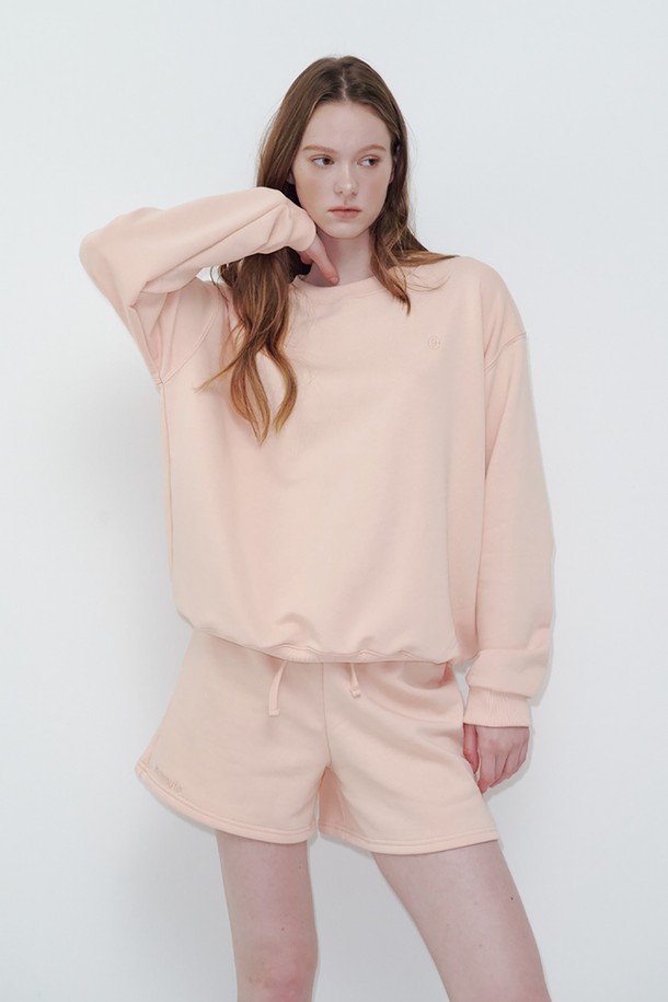 만토맨 팬츠 피치, 편안함과 스타일을 모두 갖춘 데일리 반바지입니다. 70% 면과 30% 재생 폴리에스테르 혼방으로 제작되어 부드러운 촉감을 선사하며, 루즈핏으로 편안하게 착용 가능합니다. 화사한 피치 컬러는 캐주얼하고 베이직한 스타일을 연출하며, 봄, 여름, 가을, 겨울 사계절 모두 활용 가능합니다. 집 앞에서의 편안한 '집콕룩', 가벼운 나들이를 위한 '동네 마실룩', 봄 소풍룩까지 다양한 TPO에 맞춰 스타일링해보세요. 프리사이즈로 제작되어 누구나 편안하게 즐길 수 있습니다.
