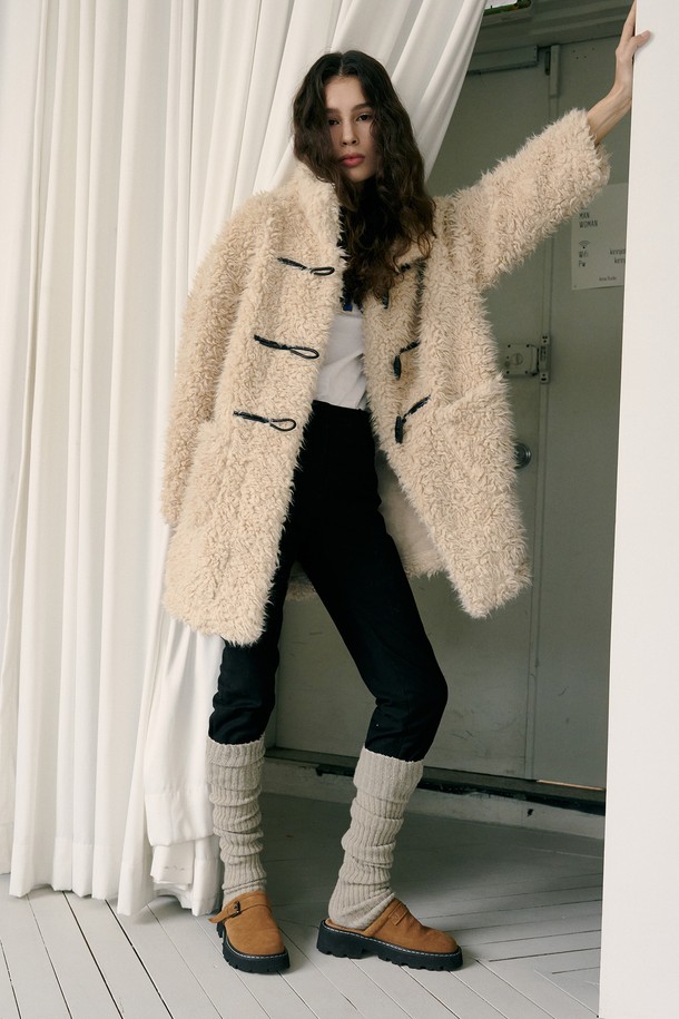 베이지 컬러의 셔링 더플 하프 코트입니다. 여성용으로, 가을과 겨울에 캐주얼하게 착용하기 좋습니다. 루즈핏으로 편안하며, 무지 디자인에 토글 여밈 방식을 적용했습니다. 폴리에스테르와 플리스 소재로 제작되어 부드러운 촉감을 선사하며, 얇은 두께로 가볍게 걸치기 좋습니다. 출근룩이나 모임룩에 미니멀하고 클래식한 스타일을 더해보세요.
